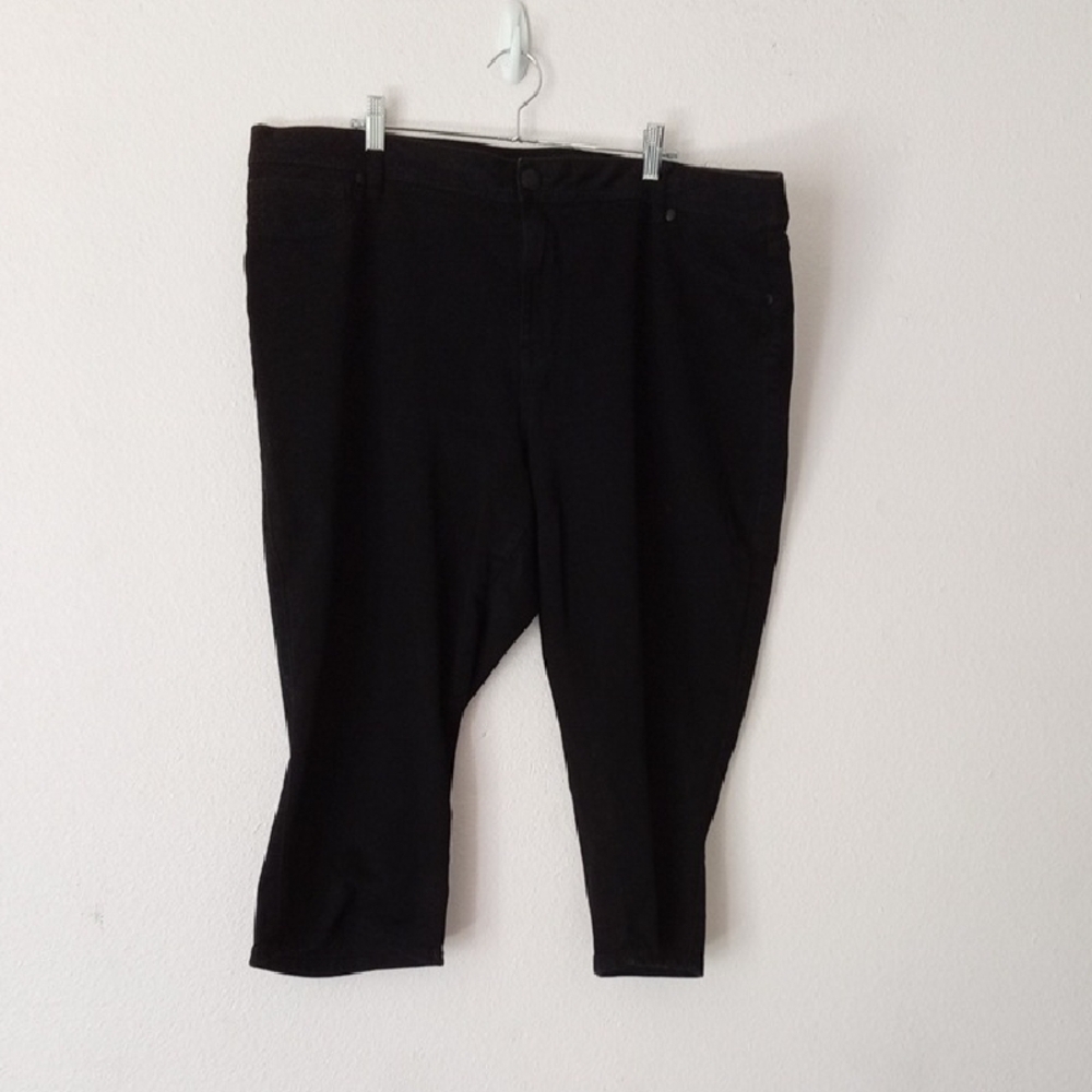 Avenue Black Capri Jeans Size 24